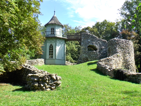 Dubnice nad Váhem - umělá jeskyně (grotta) s vyhlídkovou věží