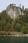 Bledský hrad na skale nad jazerom