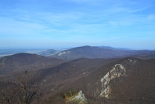 Pohled z hřebene vrchu Vysoká na hory Vápenná a Pohanská  