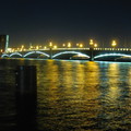 nasvícené pobřeží a mosty řeky Něvy
