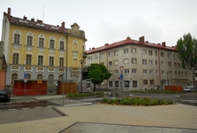 Nitra - kruhový objezd, veřejné toalety a historická, modernistická a socialistická zástavba        