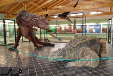 dinosauři v expozici u vstupu do rezervace