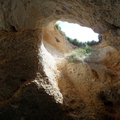 Jeskyně jsou bohaté na krasové jevy a propadliny